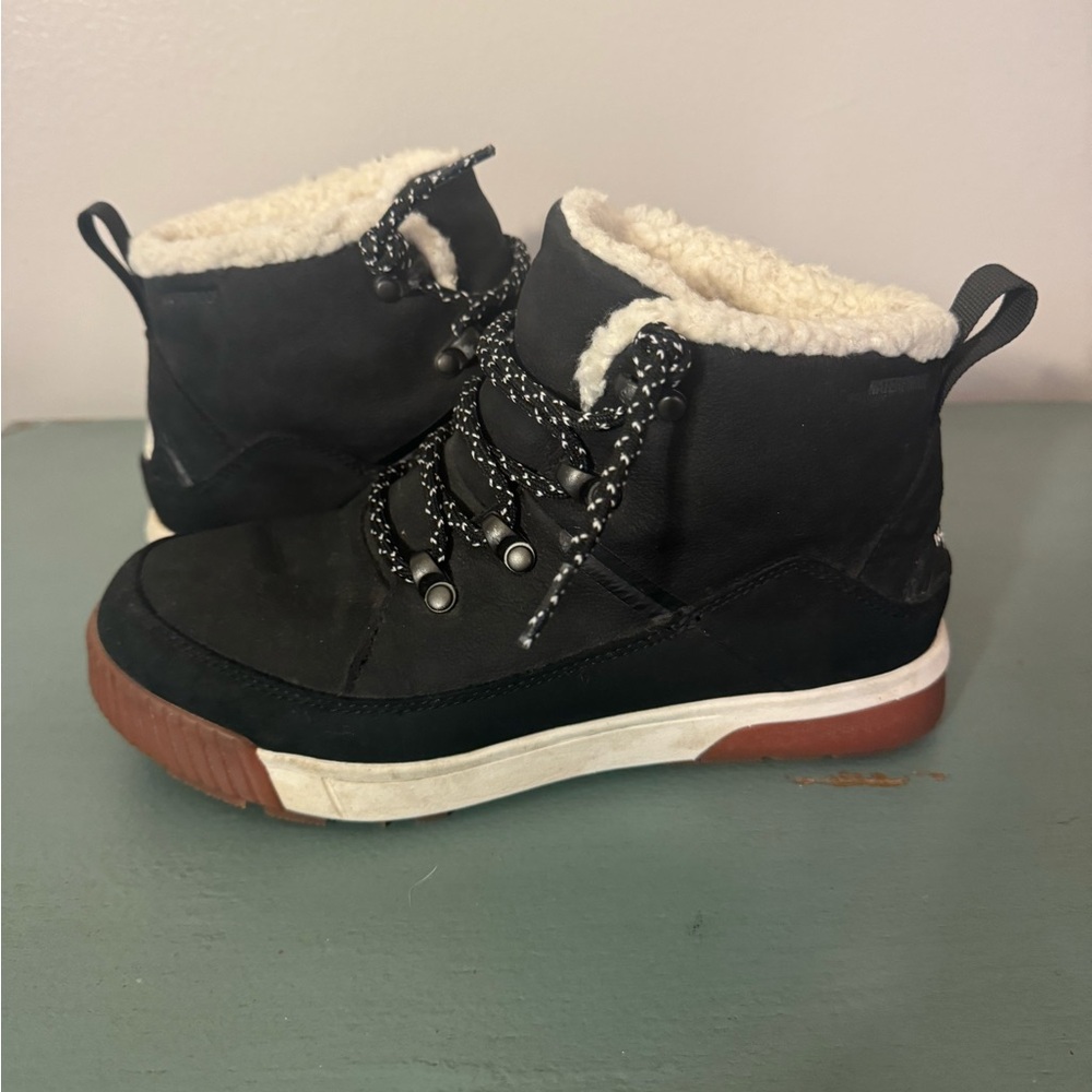 Women’s Sierra Mid Lace Waterproof Boots size 6